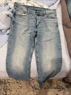 American Eagle Outfitters Light Wash Men’s Relaxed Jeans